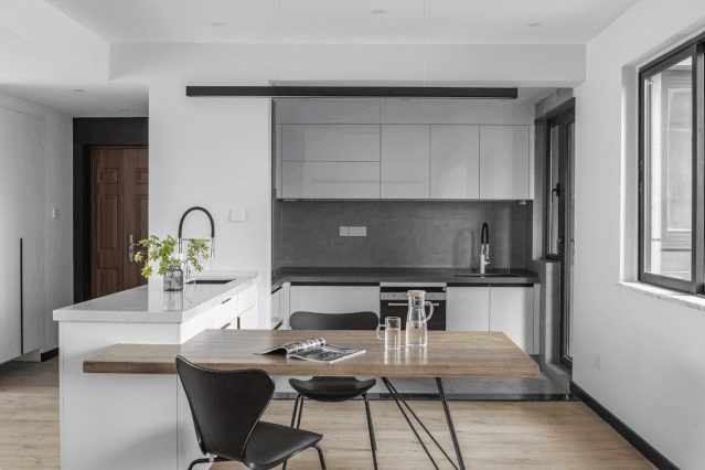 [裝修案例]117平米黑白灰的現(xiàn)代簡(jiǎn)約風(fēng)格 開放式廚房設(shè)計(jì) 純凈舒適的時(shí)尚空間