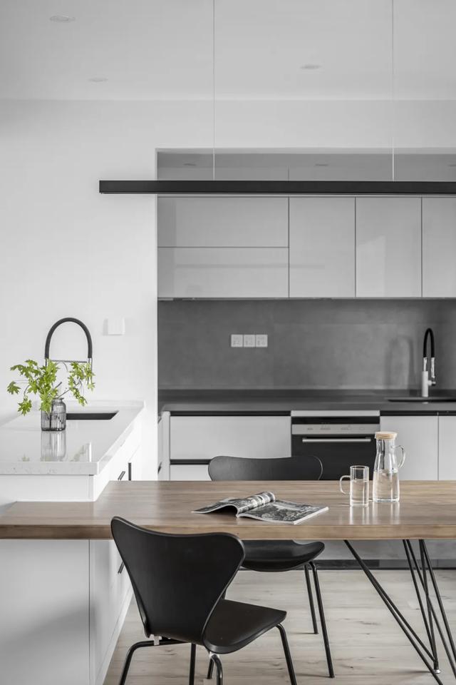 [裝修案例]117平米黑白灰的現(xiàn)代簡(jiǎn)約風(fēng)格 開放式廚房設(shè)計(jì) 純凈舒適的時(shí)尚空間