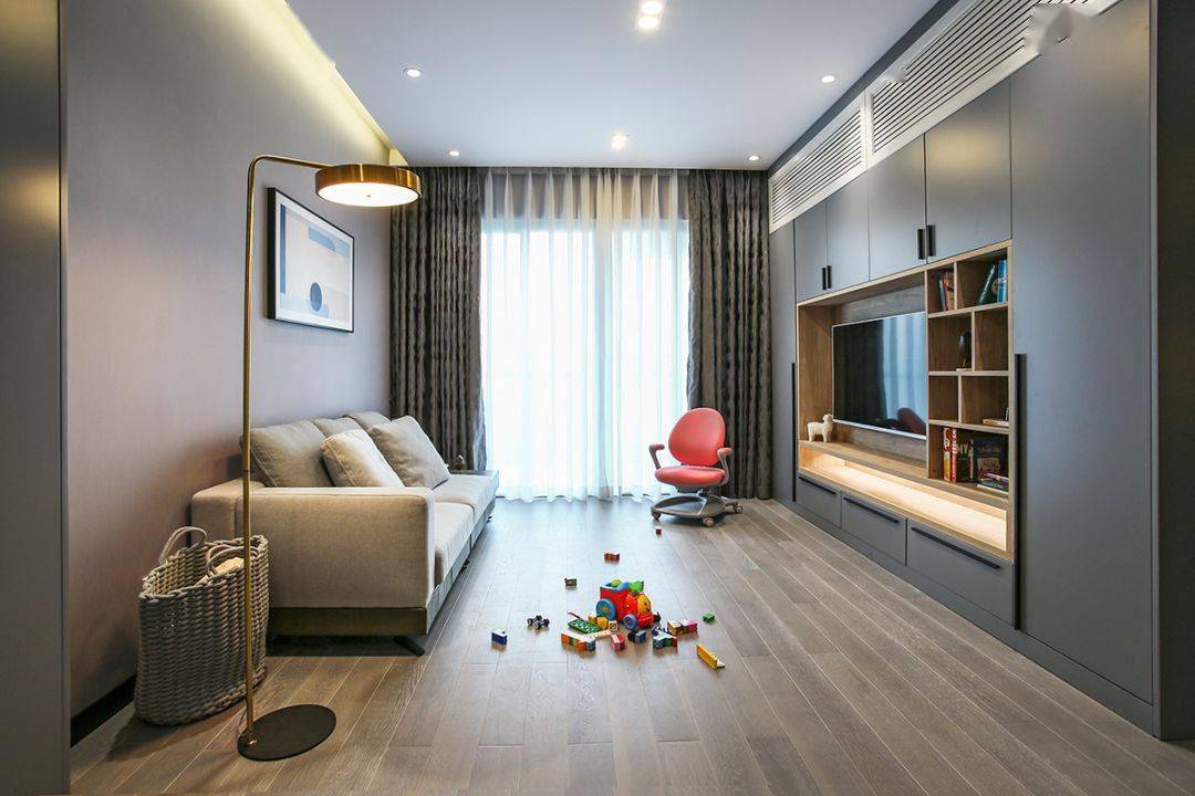 今天分享的是一套建筑面積102平米的現(xiàn)代輕奢風(fēng)三居室案例，屋主夫妻和女兒、母親一家四口人居住，整體來說是比較緊湊的剛需三房案例，設(shè)計師以輕松、時尚的灰色調(diào)作為主色，搭配格調(diào)滿滿的木質(zhì)家具，營造出簡約、輕奢的感覺。    平面布置圖    入戶玄關(guān)和餐廳連在了一起，利用了入戶門側(cè)方的墻面來做上一整墻的柜子，把鞋柜和餐邊柜結(jié)合在一起使用，更為省空間。    復(fù)古的木質(zhì)餐桌椅到灰色調(diào)的背景，金屬質(zhì)感的吊燈，整個餐廳看起來非常有格調(diào)感。在餐桌椅側(cè)方加上隔板的設(shè)計，增強儲物能力。    位于餐廳另一側(cè)的就是客廳空間了，客廳的茶幾被舍棄，中間留空方便作為孩子的娛樂區(qū)，米色布藝沙發(fā)和暖灰色背景墻讓人感覺更加溫馨。    客廳的電視背景墻則是被利用起來做了收納，整墻的柜子留空電視周邊的部分區(qū)域，加上藏光之后使用更方便，看起來也更大氣。    廚房內(nèi)部的櫥柜延續(xù)了客餐廳的柜子顏色，深灰色的大理石墻磚搭配灰色的啞光地磚，整個廚房看起來很有現(xiàn)代感。    臥室選擇了以藍(lán)灰色為主，在臥室頂部吊頂內(nèi)加上藏光，用吊燈、臺燈等代替主燈，讓臥室看起來更為簡潔。    在主臥室里還有一個迷你的衣帽間，U字形布局的柜子把角落空間充分用上。衣帽間外的床頭柜改成了梳妝臺，使用起來更加方便。    老人房選擇了榻榻米床組合衣柜和書桌的設(shè)計，榻榻米的安全性會更高一些，加上一張書桌也方便屋主母親看看書。    衛(wèi)生間內(nèi)部是三角形的布局方案，鉆石形的淋浴房做在了轉(zhuǎn)角處，兩側(cè)擺放洗手臺和馬桶。洗手臺上方的鏡柜做了藏光的設(shè)計，看起來更時尚。